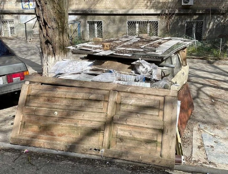 В Ростове местный Плюшкин устроил свалку во дворе. Фото: "Нетипичный Ростов"