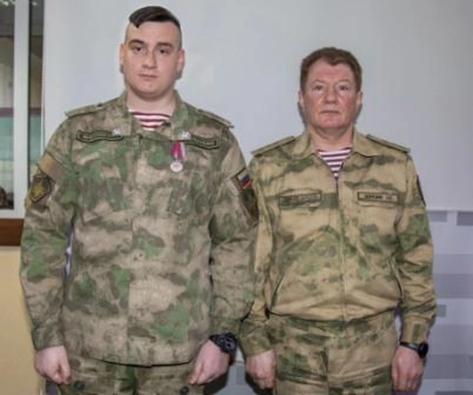 Командующий Приволжским округом Росгвардии вручил медаль «За спасение» нижегородцу Кириллу Ильину. Фото: пресс-служба управления Росгвардии по Нижегородской области.