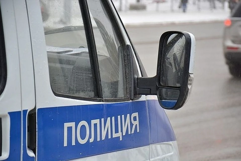 Разбираясь в ограблении подростка, в полицию доставили четырех человек