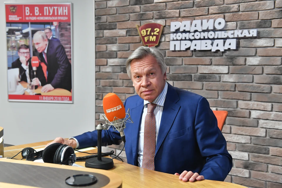Сенатор Алексей Пушков сравнил песню Манижи с "распиаренным барахлом"