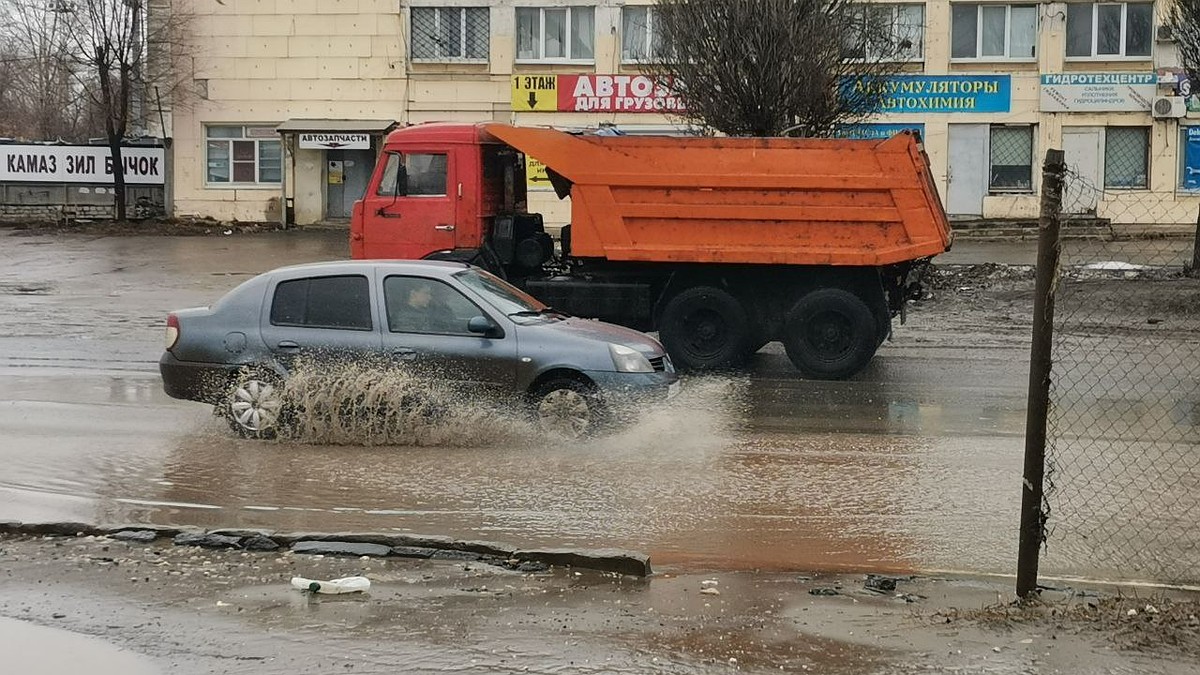 В Самаре Ракитовское шоссе превратилось в море с ямами на дне - KP.RU