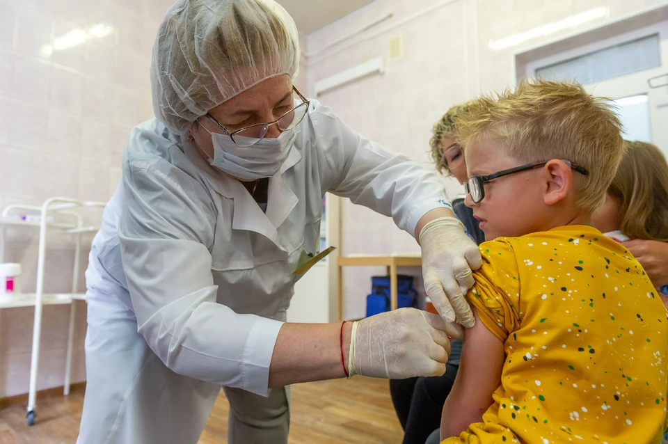 Расчеты говорят, что к июню, несмотря на вакцинацию, число активных больных в Петербурге будет все еще слишком высоким.