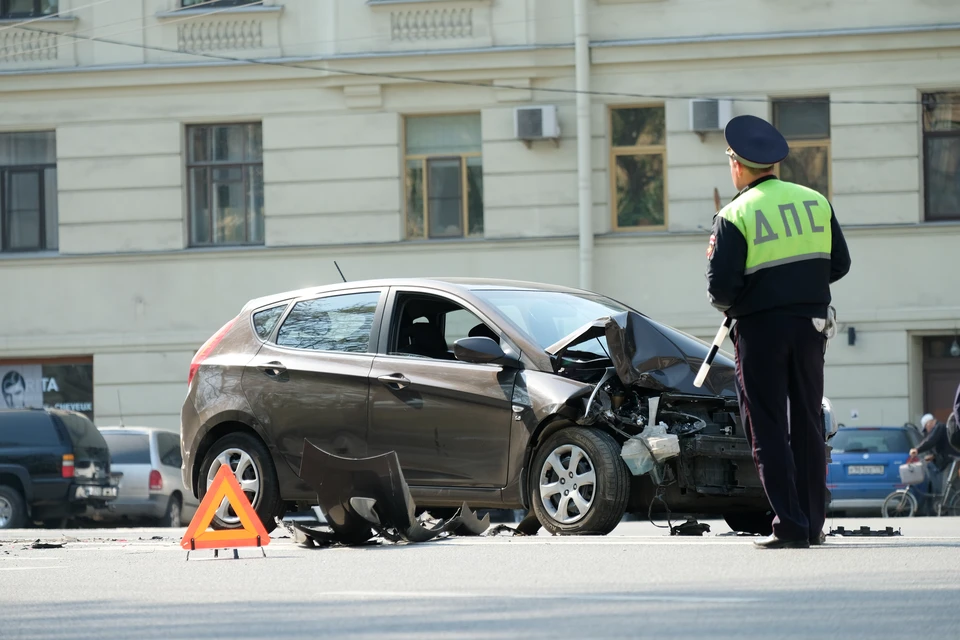 Чтобы снизить аварийность в Петербурге, светофоры перенастроят, а по дорогам разложат «полицейских».