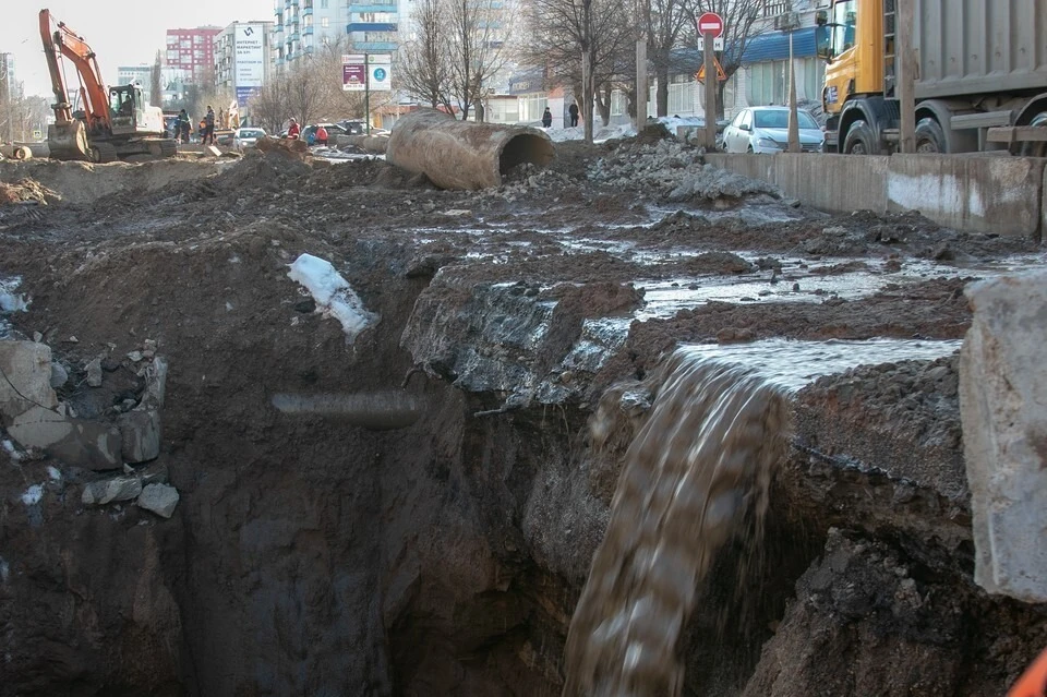 Власти Уфы ответили, когда появятся дорожки на улице с водопадом из грязи