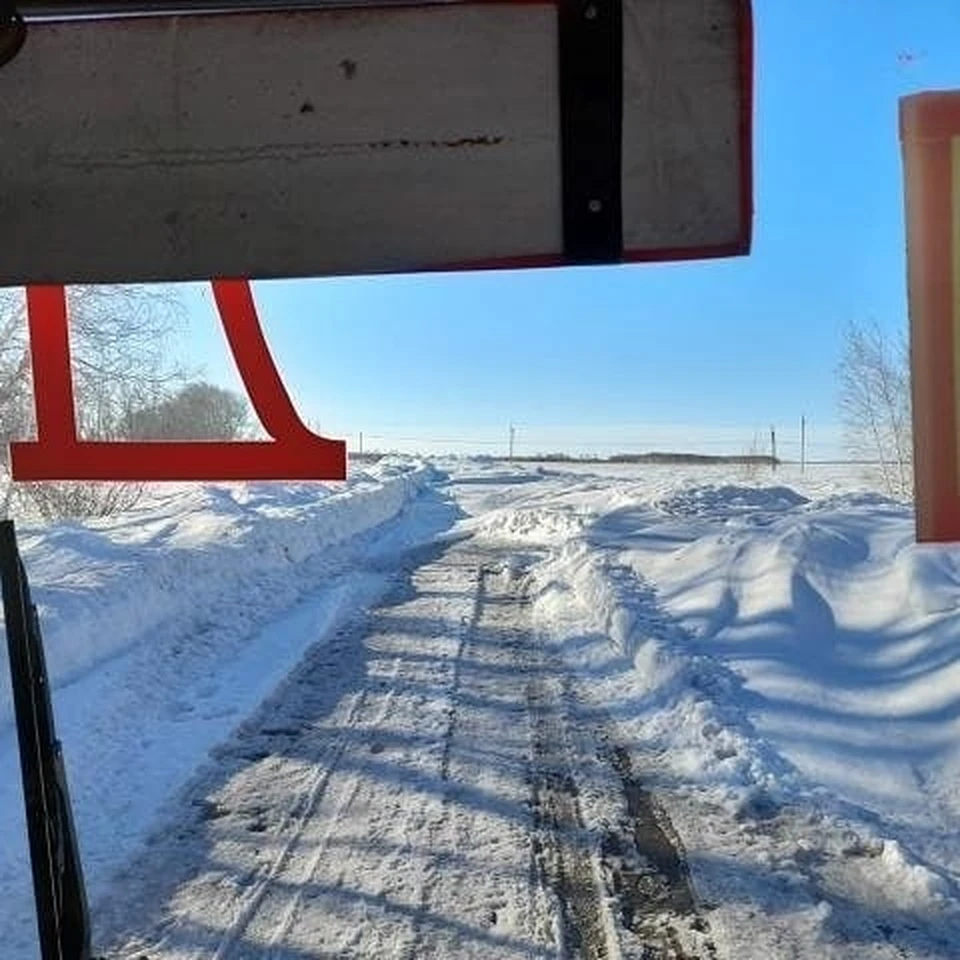 Из-за сугробы дети не могут попасть в школу, а покойники на кладбище.