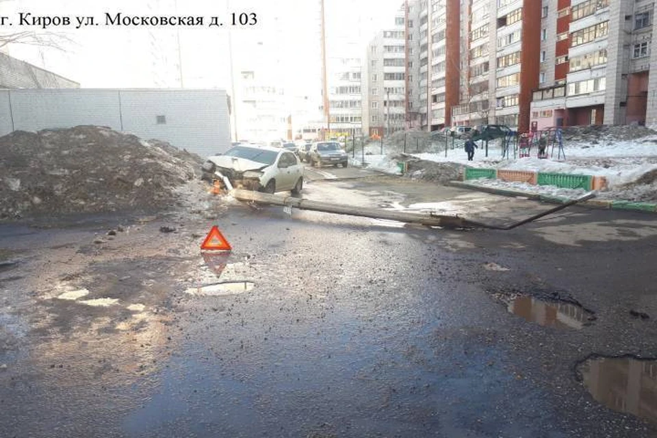 Кировчанин в состоянии опьянения снес фонарный столб во дворе жилого дома на улице Московской. Фото: vk.com