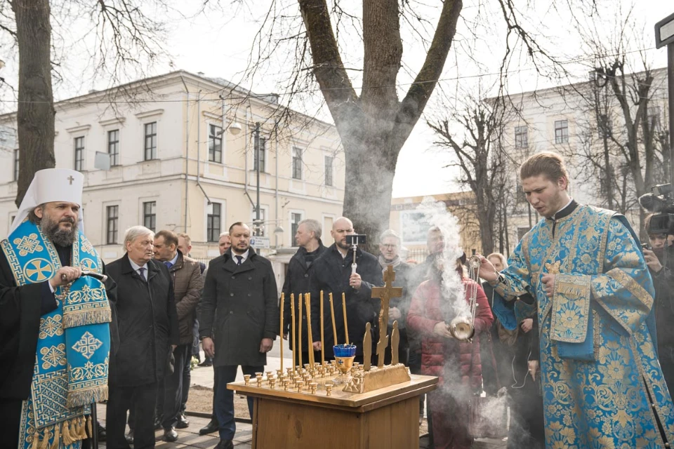Перед церемонией освящения мемориальных досок митрополит совершил у Спасо-Преображенского собора литию. Фото: tvereparhia.ru