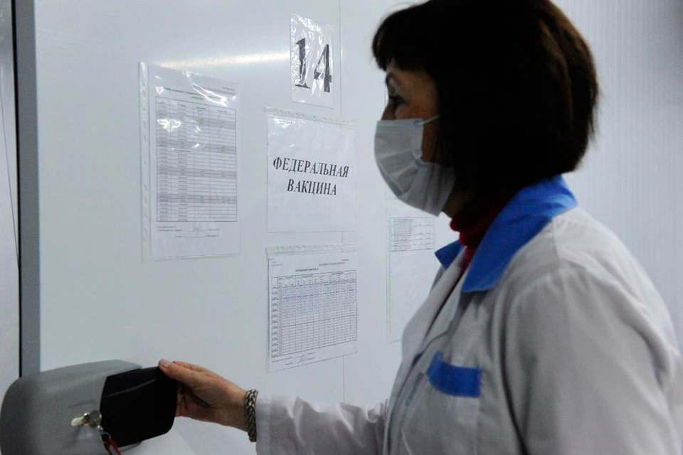 В Санкт-Петербург прибыла первая партия новой вакцины от коронавируса «ЭпиВакКорона».