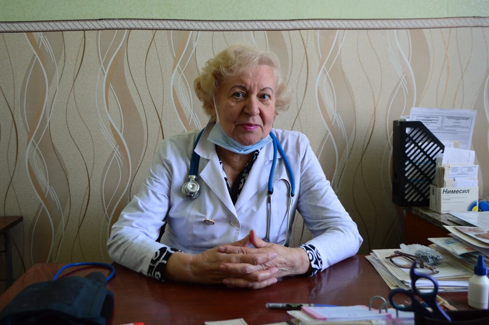 Валентина Ивановна на приеме с самого утра. Пациенты ее любят - каждого выслушает и даст дельный совет