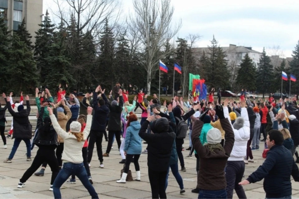 В Горловке на площади Ленина прошла общегородская зарядка. Фото: горадминистрация