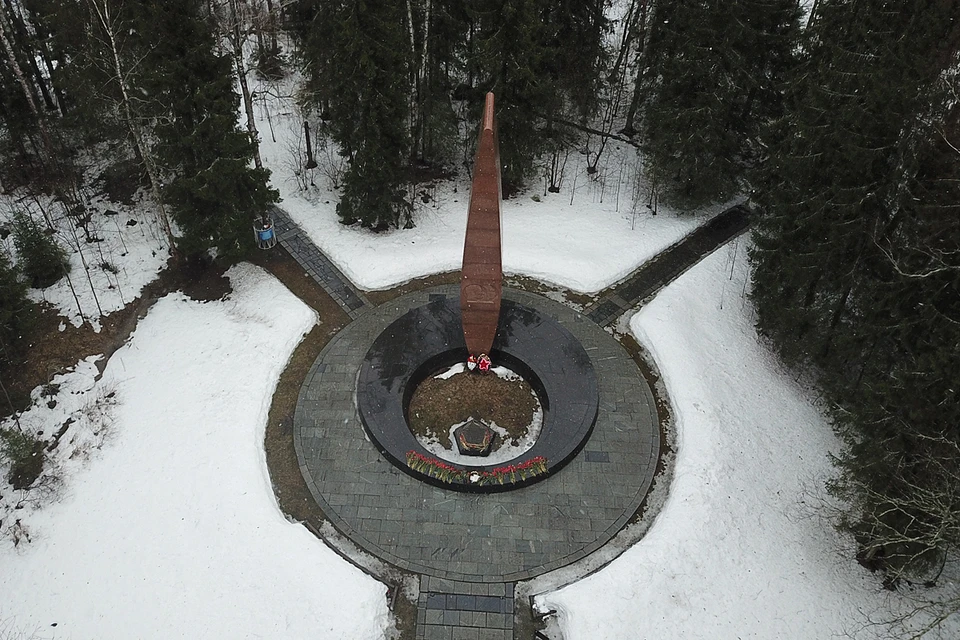 На месте гибели Гагарина и Серегина в 1975 году установлена 16-метровая гранитная стела