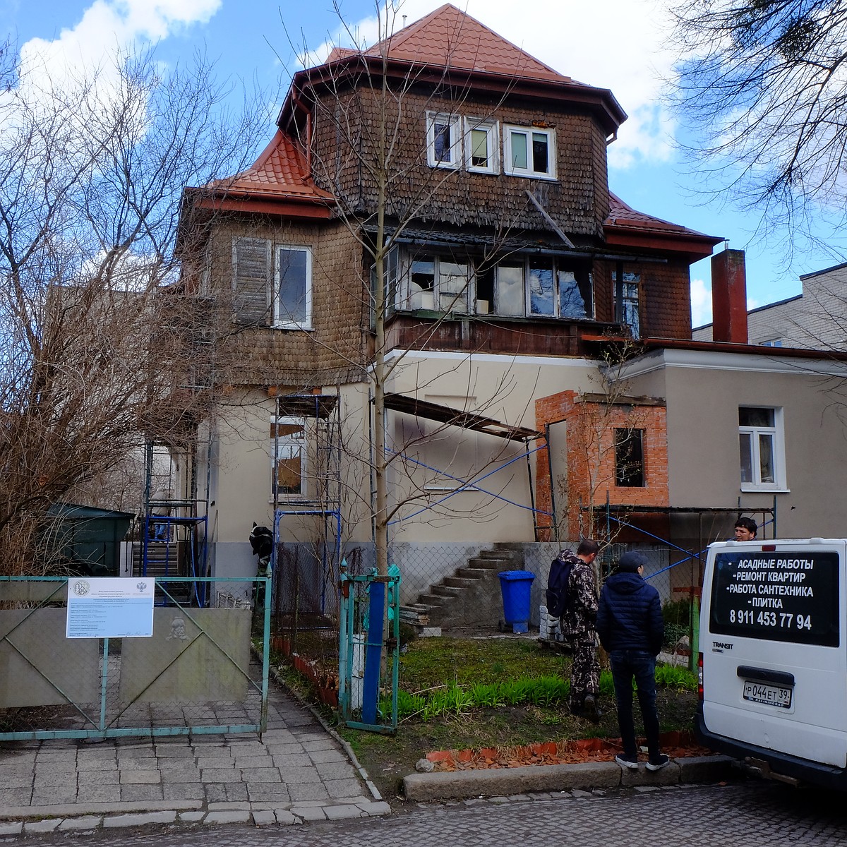 «С крыши сброшу!»: в Калининграде жители старинного особняка воюют с  подрядчиком из-за деревянной чешуи - KP.RU