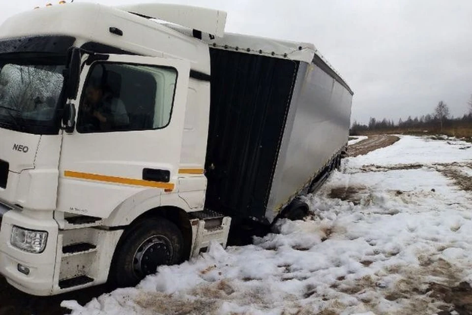 Большегруз, застрявший в ярославской деревне, вытащили из грязевого плена. ФОТО: группа "Подслушано Гаврилов-Ям"