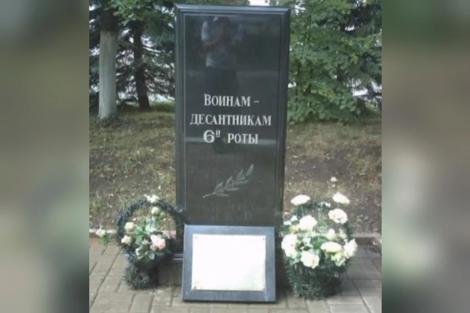 Под Ломоносовым безработный вандал расколол мемориальную плиту героя-десантника Вадима Чугунова. Фото: СОЦСЕТИ