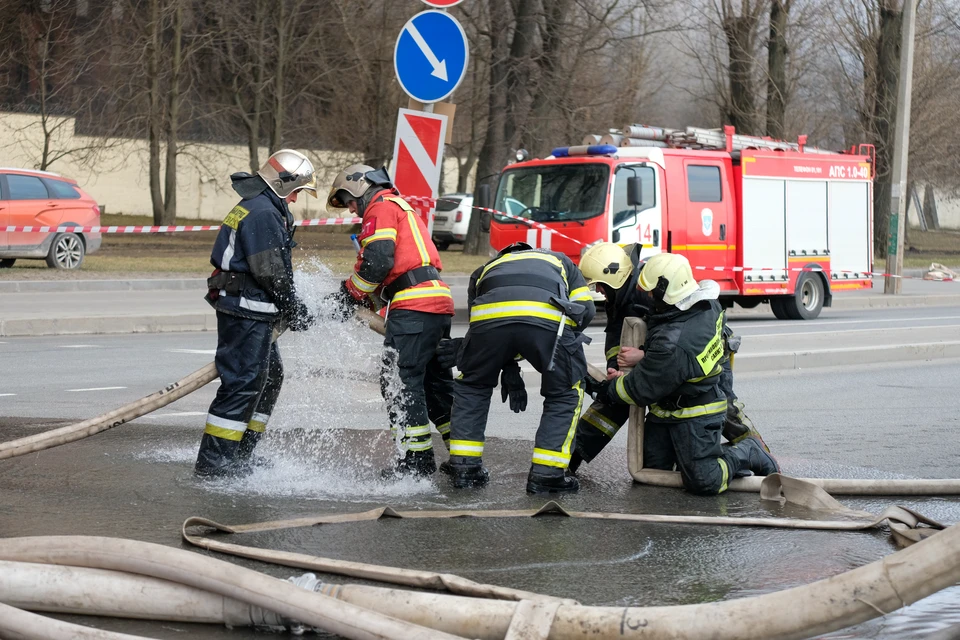 Движение по Октябрьской набережной в месте пожара на "Невской мануфактуре" все еще перекрыто