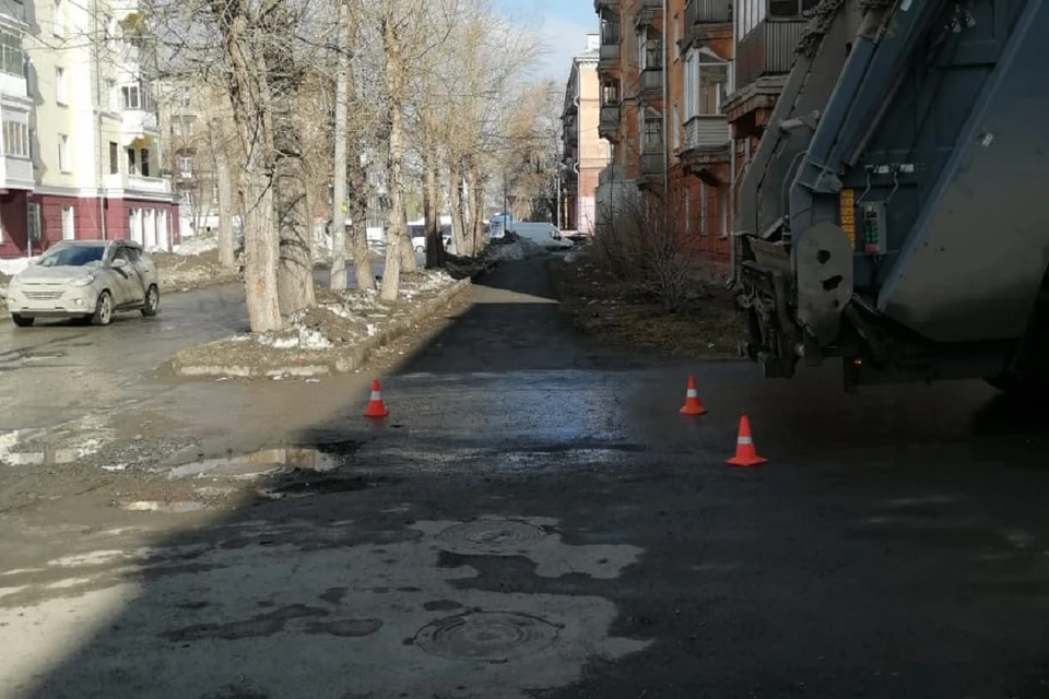 В Новосибирске мусоровоз сбил 5-летнего ребенка. Мальчика доставили в больницу. Фото: ГИБДД по НСО.