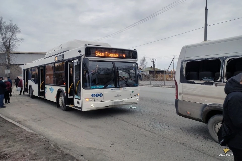 Автобус столкнулся с маршруткой на Бердском шоссе. Фото: "АСТ-54".