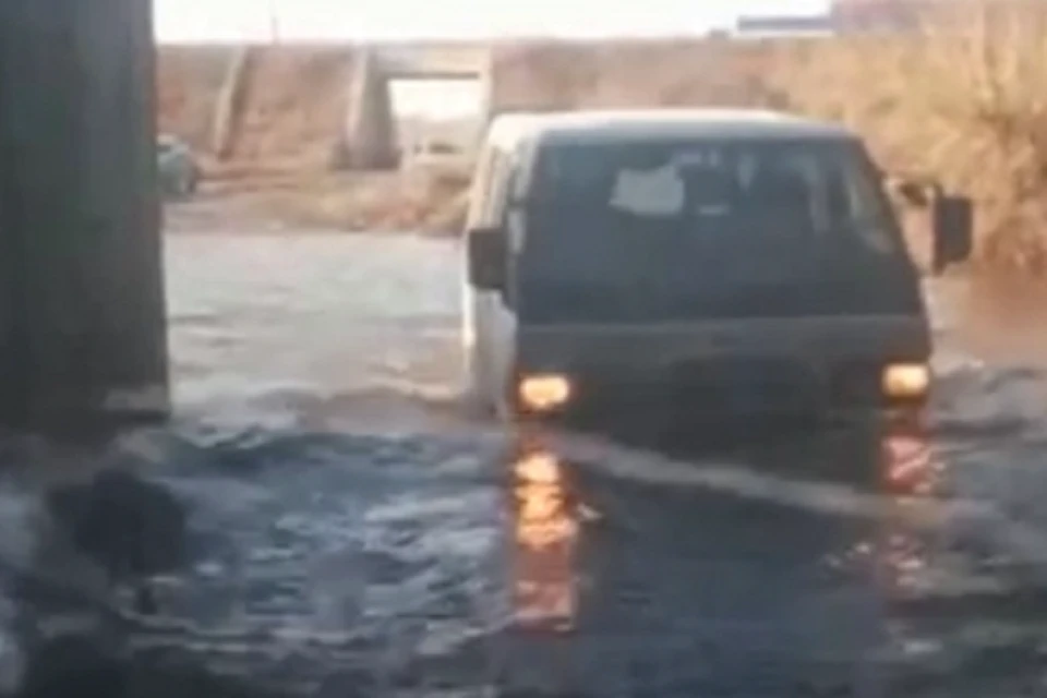 Въезд в поселок Красномайский под Новосибирском затопило талыми водами. Фото: стоп-кадр.