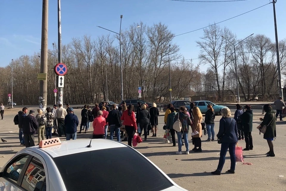 В отсутствие автобуса №7 люди выстраиваются в очереди, чтобы уехать из поселка Строитель. Фото: vk.com/rzn_city | Тимур ХАЛИКОВ