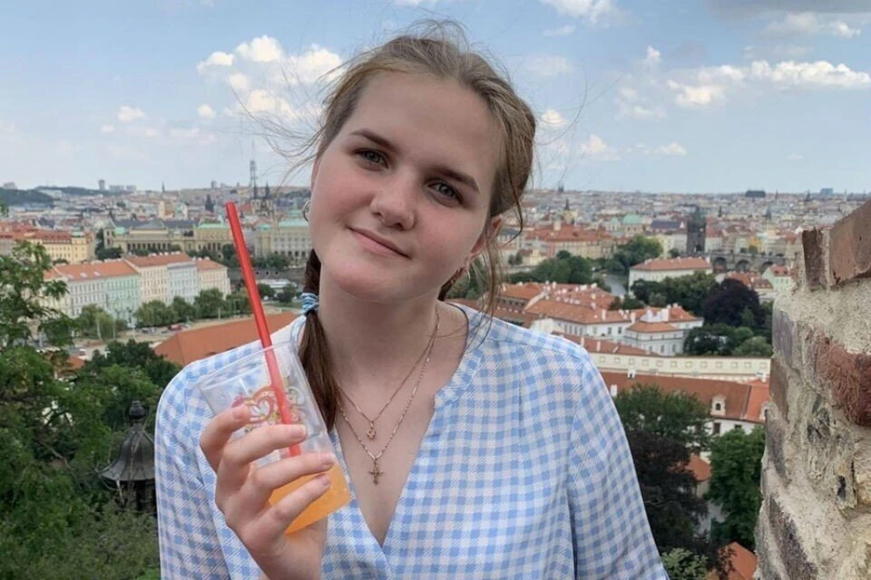 Красавица несколько недель провела в коме, потом ее состояние улучшилось. Но, как рассказали "КП"-Мурманск" родственники Вики, уже год не приходит в сознание. Фото: Личный архив