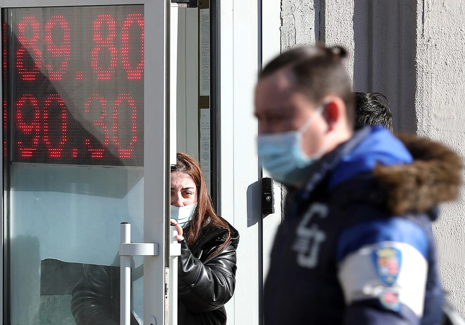 У пункта обмены валюты в Москве. Фото: Сергей Карпухин/ТАСС