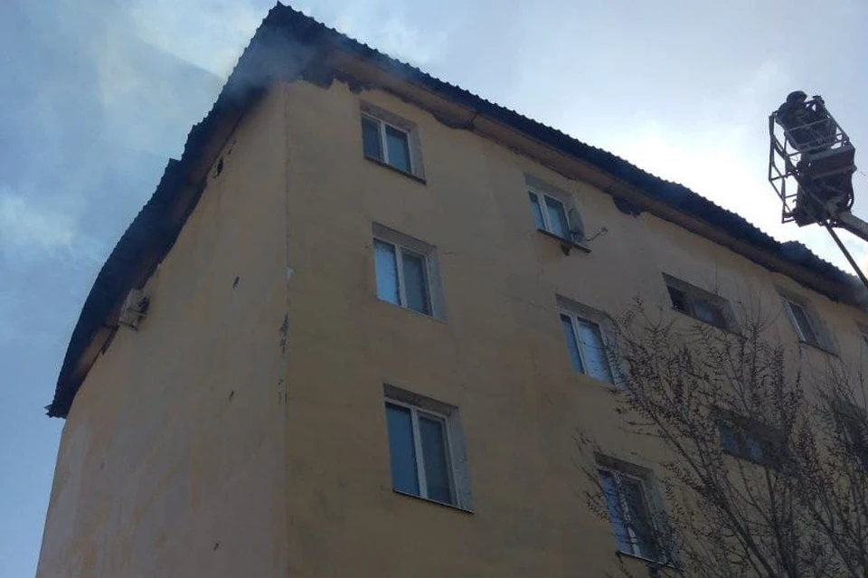 В пятиэтажном жилом доме в Озинках несколько часов полыхал пожар