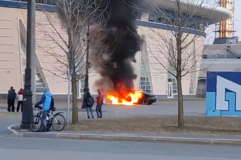 Горе-дрифтер устроил пожар в BMW во время заезда в Петербурге. Фото: предоставлено "КП"