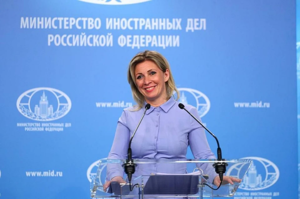 Захарова заявила, что США поставили под сомнение целесообразность применения доллара