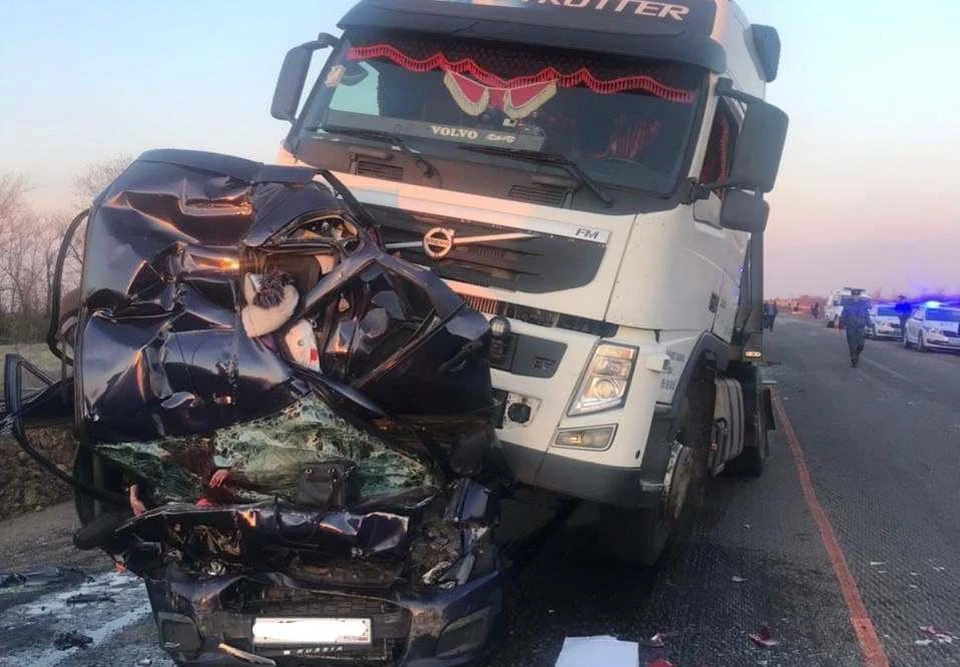 Маленький мальчик уцелел в смятой легковушке.