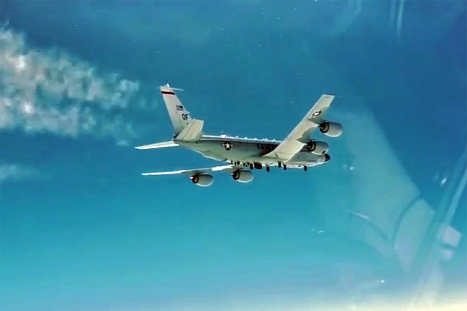 Экипаж истребителя идентифицировал воздушную цель как стратегический разведывательный самолет RC-135 ВВС США