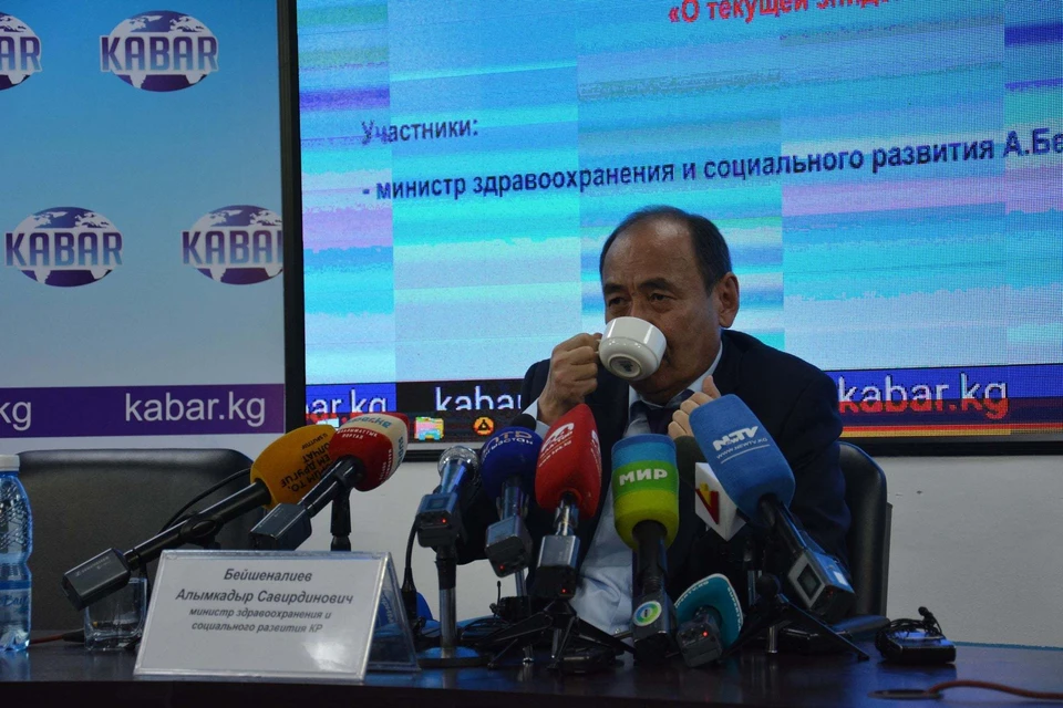 Министр здравоохранения республики в прямом эфире выпил настойку иссык-кульского корня.