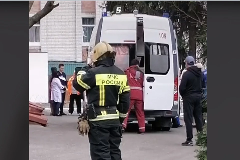 Трагедия в гимназии брянска. Мальчик выпал из окна школы. Восьмиклассник выпал из окна гимназии. Подросток выпал из окна в Красноярске17.10.2021. 4 Школа Брянск мальчик выпал из окна.