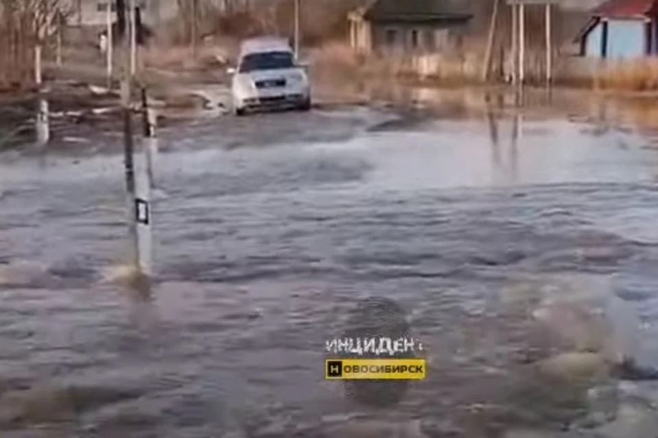 В поселке Семеновский под Новосибирском водой размыло дорогу.
