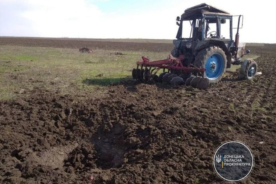 Трактор «Беларусь», судя по воронке, наехал на противотанковую мину. Фото: Доноблпрокуратура