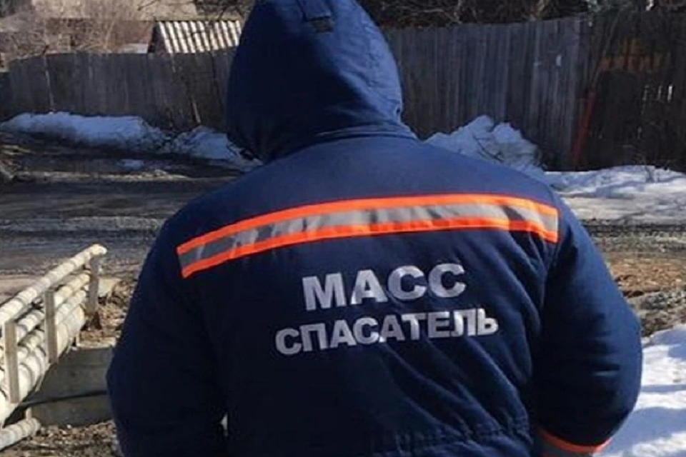 Спасатели уговорили новосибирца спуститься с окна 17-го этажа. Фото: служба спасения МАСС.