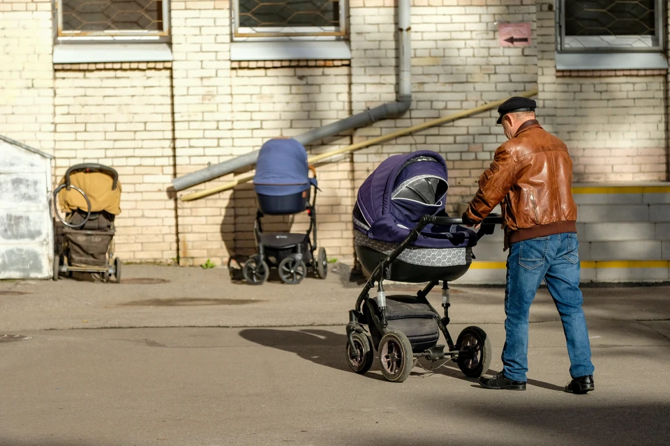 СК возбудил дело после падения лепнины на коляску с 2-летним ребенком.