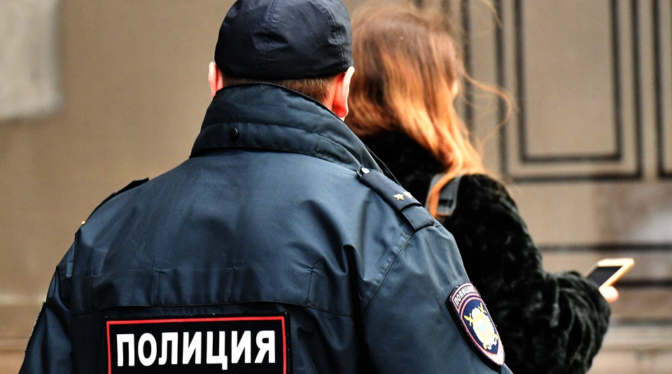 Женщина в грубой и нецензурной форме в адрес участкового высказала оскорбительные слова и выражения, содержащие его отрицательную оценку.