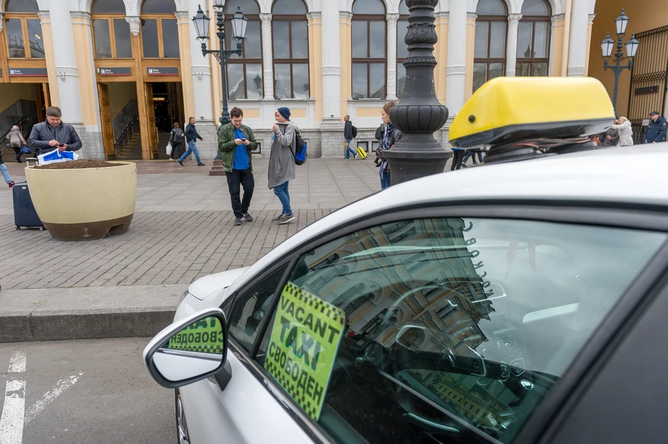 В Петербурге опять хотят ввести единый цвет для такси.