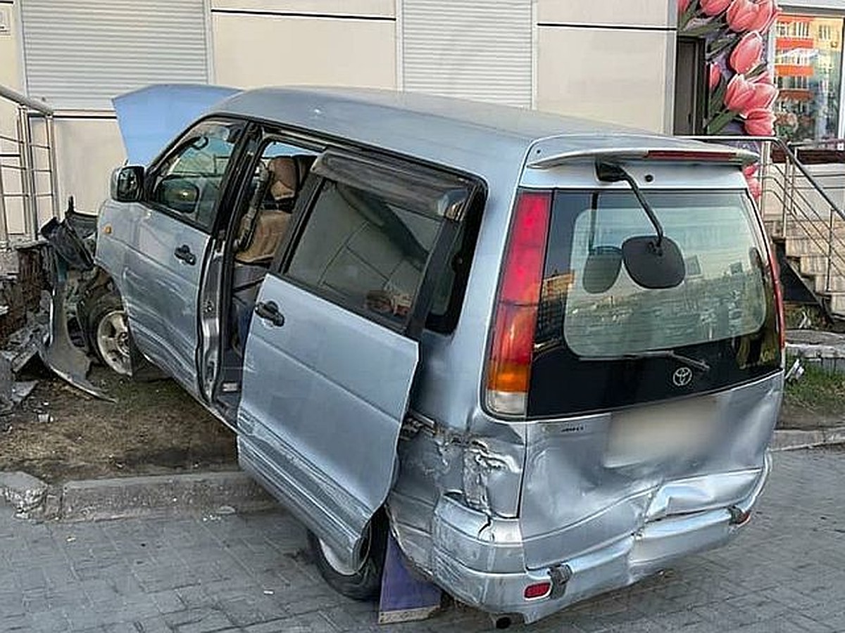 Пожилой водитель без страховки устроил массовое ДТП во Владивостоке - KP.RU