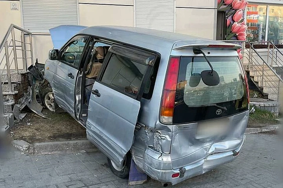 Виновник аварии на Некрасовской разбил 3 машины и часть строения. Фото: www.instagram.com/dps_vl