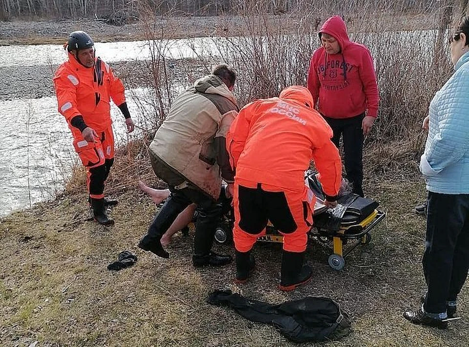 В Приморье спасатели доставили на берег пострадавшего. Фото: www.instagram.com/atypical_dalnegorsk.
