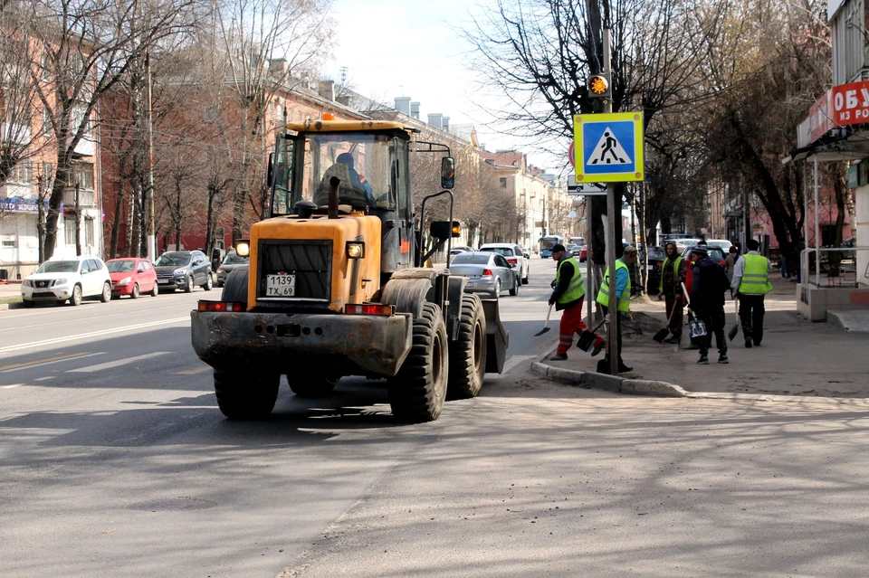 В ручном режиме улицы убирают 120 дврников Фото: администрация Твери