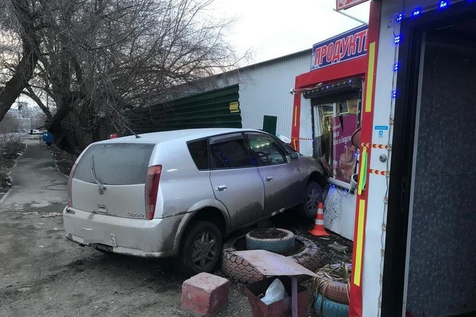 В Кировском районе Новосибирска иномарка врезалась киоск с продуктами. Фото: Госавтоинспекция по Новосибирской области