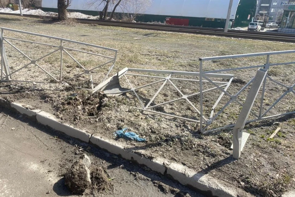 водитель «Субару» снес забор около школы и поцарапал припаркованную машину. Фото: предоставлено героем материала