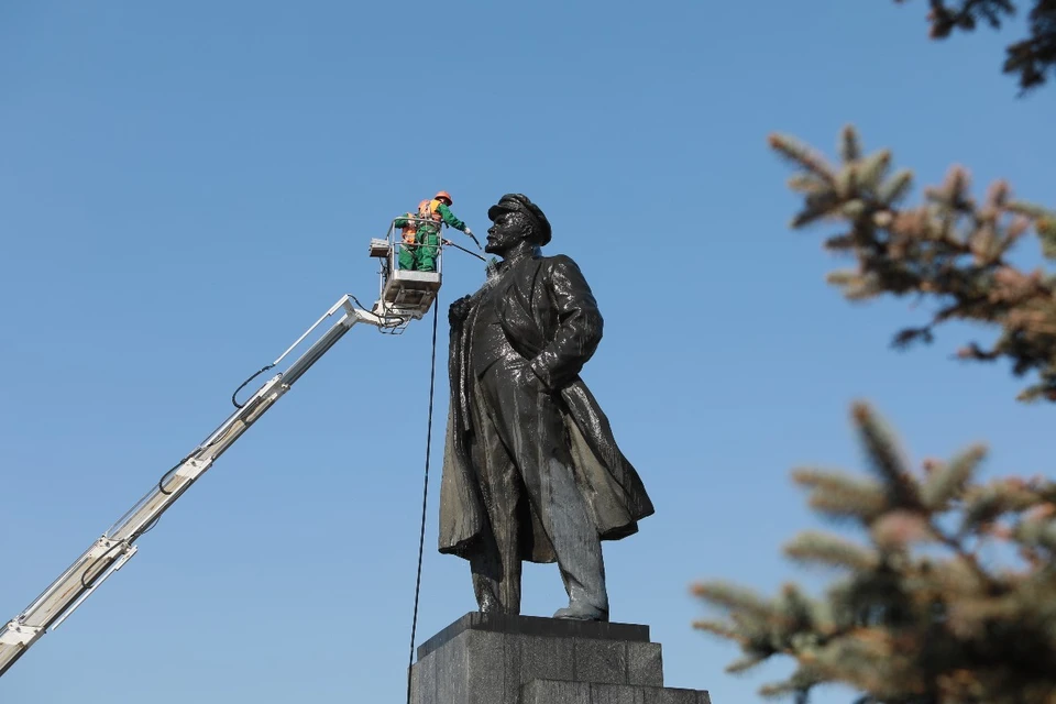 В Красноярске помоют памятник Ленину на площади Революции