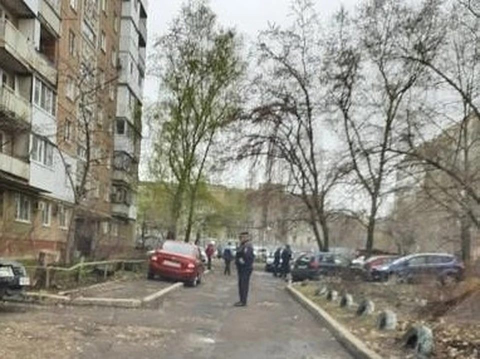 Сотрудники ГИБДД составили протоколы в отношении любителей парковаться на тротуарах. Фото группы "Солнечный Саратов"