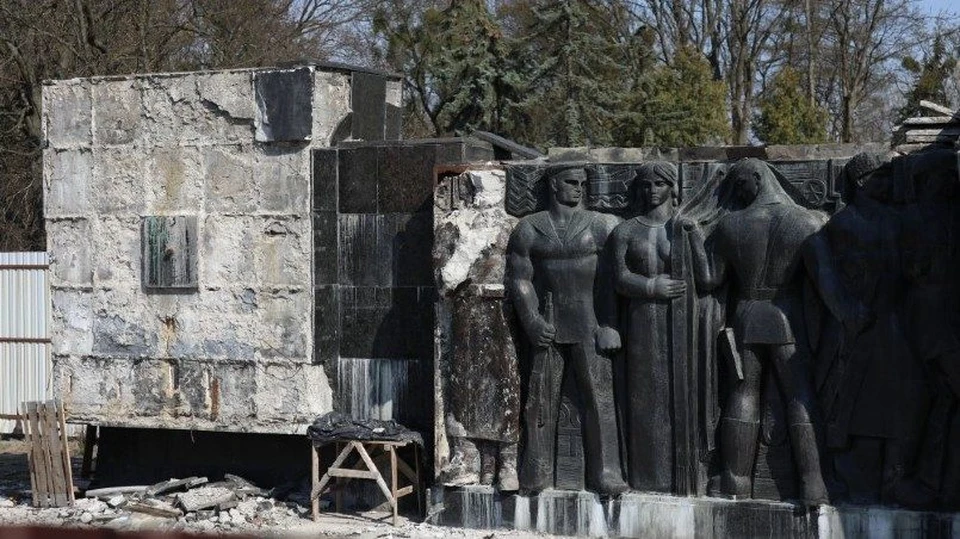 Во Львове начали демонтировать Монумент славы Советской армии. Фото: Львовский горсовет