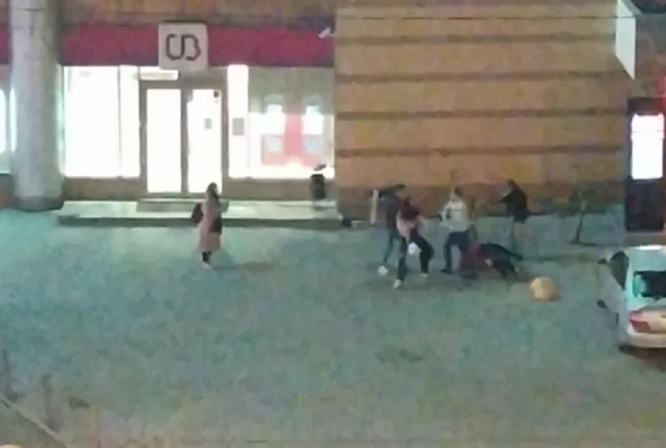 В Новосибирске толпа парней избила девушку