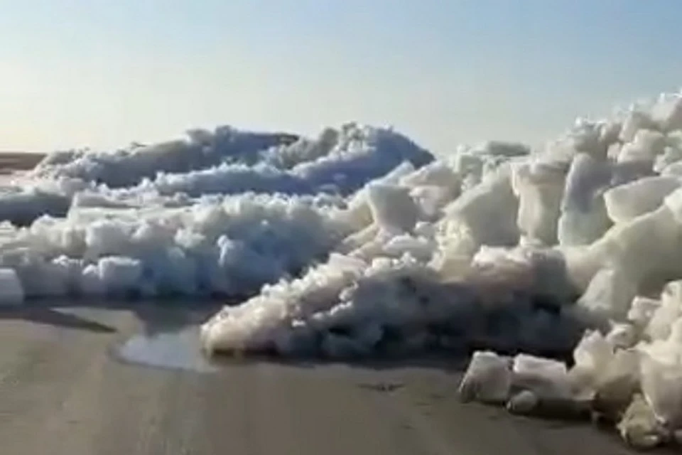 Весь берег водоема усеян глыбами льда
