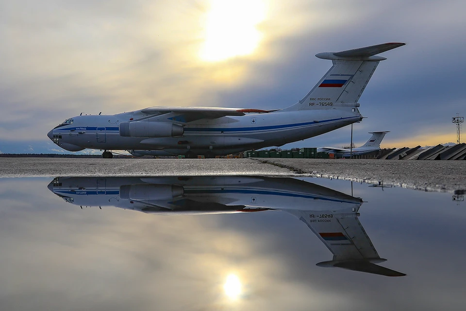 Самолет Ил-78 предназначен для заправки топливом в воздухе тяжелых бомбардировщиков.